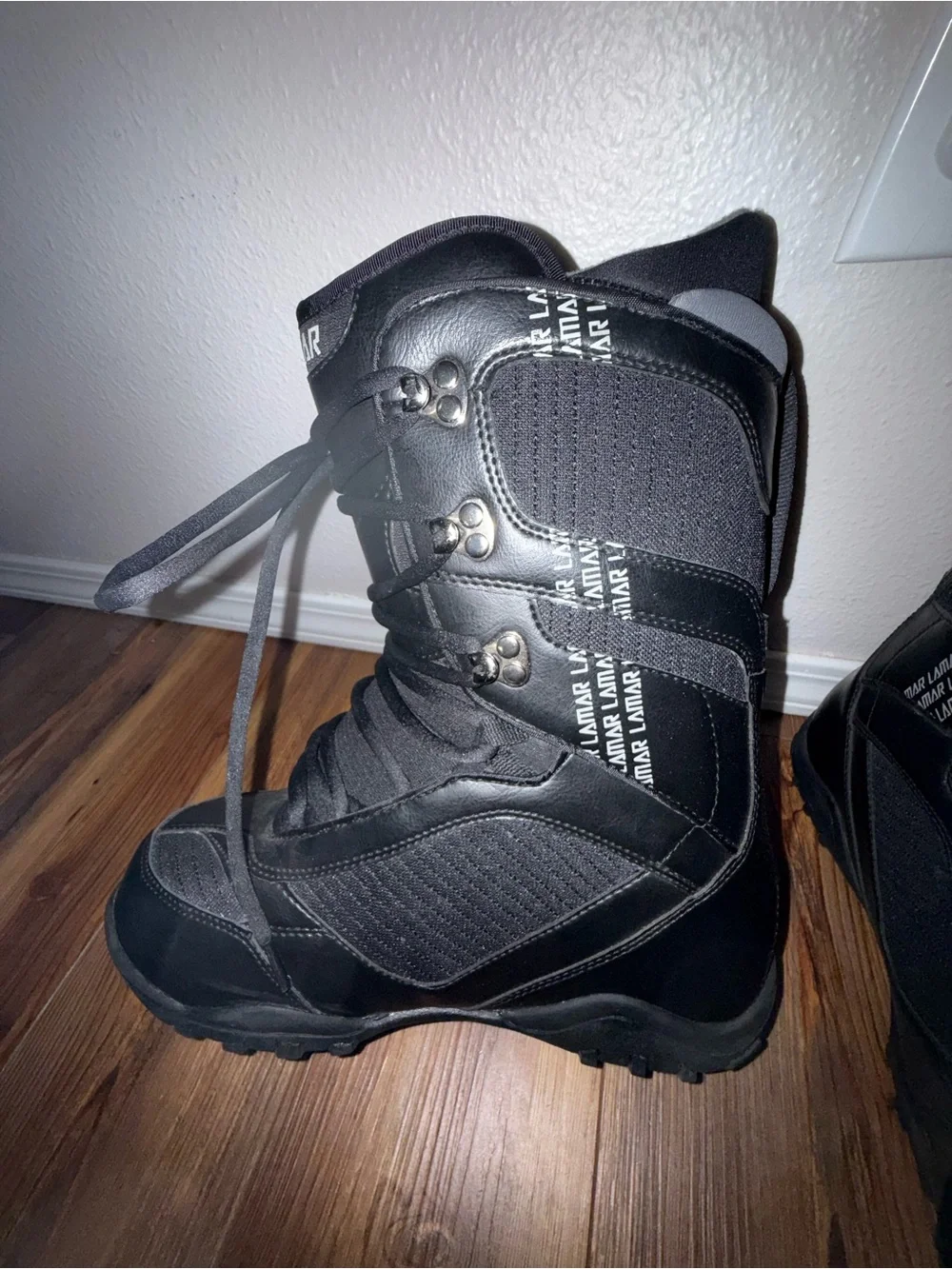 LAMAR Black Lace-Up Snowboard Boots